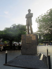 Памятник Хуану Монтальво, руководителю газеты Эль Насьональ, на главной площади Мачалы.