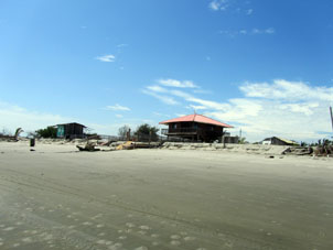 Домики на берегу острова Хамбели.
