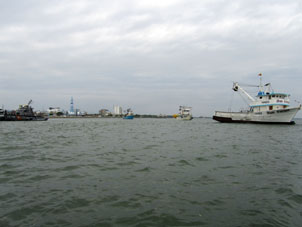 Вид с воды на порт Боливар в Мачале.
