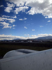 Вот так мне удалось заснять аэропорт Кито во время стоянки самолёта через чужое окошко.