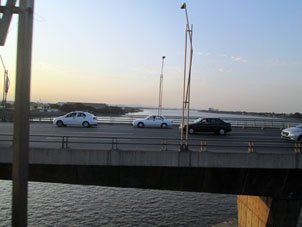 Пересекаем Рио Гуаяс через мост.