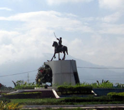 Памятник генералу Серрано около Гуабо. Чем он прославился местные жители не знают, помнят только, что он был дедушкой мэра, при котором этот памятник поставили.