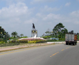 Памятник генералу Серрано около Гуабо. Чем он прославился местные жители не знают, помнят только, что он был дедушкой мэра, при котором этот памятник поставили.