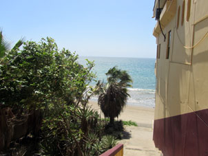 Наша гостиница была единственной на побережье, у которой был спуск к морю.