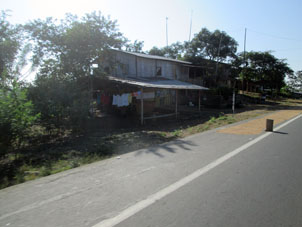 Жилой дом вдоль дороги в провинции Гуаяс.