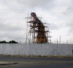 Статуя ткачихи на выезде из Манты.