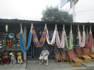 Продажа гамаков и сувениров в Монтекристи (провинция Манаби).