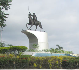 Памятник генералу Серрано в Эль Гуабо, поставленный его внуком, мэром города.
