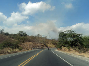 Перед сезоном дождей в Манаби выжигали поля.