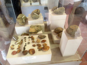 А это экспозиция окаменелостей в музее Пуянго.