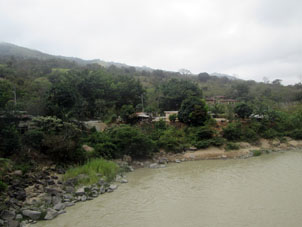 Вид с моста на берег провинции Эль Оро.