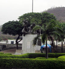 Скульптура на выезде из Гуаякиля.