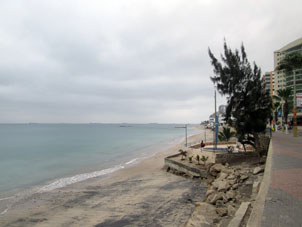 Городской пляж во время отлива.