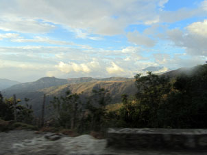 Горы провинции Лоха по дороге в Мачалу.