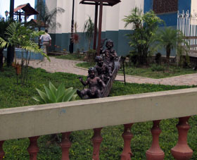 Статуя детей на горке около другого собора.