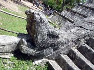 Скульптура Кукулькана (Кетцалькоатля) в Чичен-Итца. 
