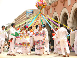 Народный праздник в Мериде, столице мексиканского штата Юкатан, где большинство населения составляют метисы.