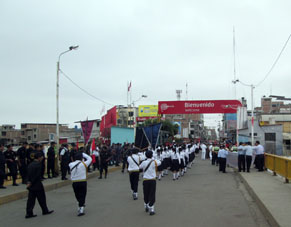 Перуанские школьники на торжествах на границе.