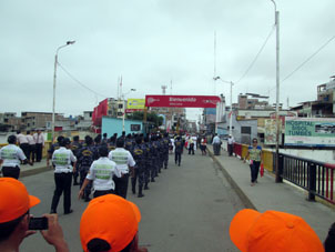 Перуанские полицейские на торжествах на границе.