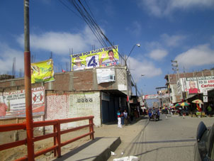 По этой улице на старой Панамериканской дороге можно пройти в Эквадор. 