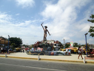 Памятник рисоводу где-то вдоль Панамериканского шоссе южнее Тумбеса.