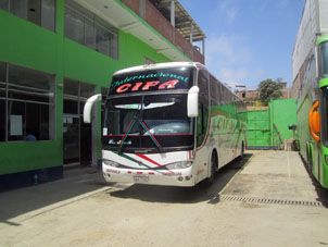 Мой автобус на автовокзале в Тумбесе.