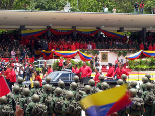 Президент Боливарианской Республики Венесуэлы Уго Рафаэль Чавес Фриас часто надевает мундир подполковника парашютистов, как например на параде на бульваре Просерес в Фуэерте Тиуна в городе Каракасе, столице страны.