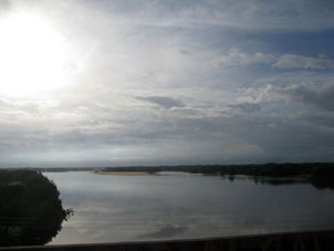 Переезд через реку в сезон дождей (в мае) по дороге из Сан-Фернандо в Пуэрто-Паэс.