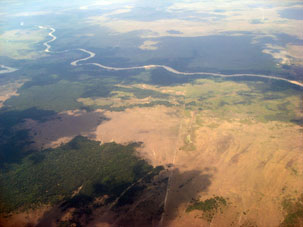 Река Канапаро протекает по Низким Западным равнинам южнее реки Арауки и также впадает в Ориноко.