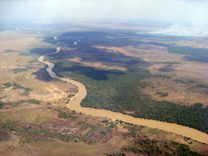 Река Араука и поджоги травы на равнине.