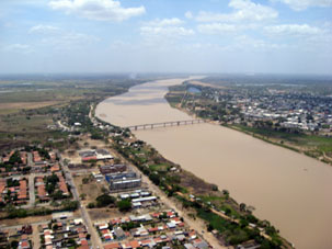 Река Апуре разделяет штаты Гуарико и Апуре. На левом берегу её находится городок Пуэрто Миранда, а на правом Сан Фернандо де Апуре, столица штата Апуре.