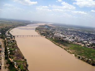На левом берегу её находится городок Пуэрто Миранда, а на правом Сан Фернандо де Апуре, столица штата Апуре.