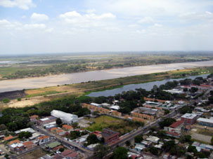На левом берегу её находится городок Пуэрто Миранда, а на правом Сан Фернандо де Апуре, столица штата Апуре.