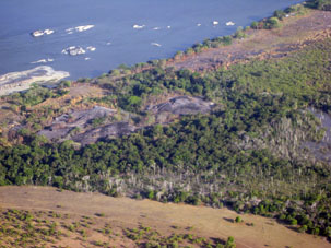 Выходы скальных пород около и в реке Ориноко.