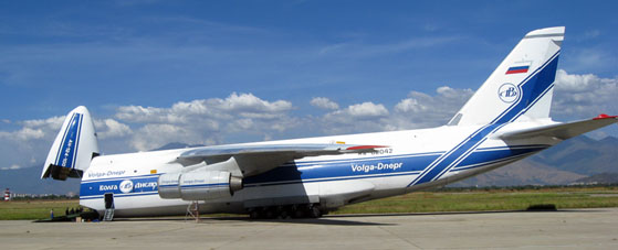 Самолёт Ан-124 по прозвищу "Руслан" под разгрузкой на аэродроме Либертадор под Маракаем.