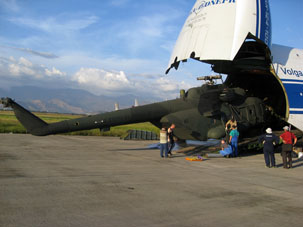 Разргузка вертолётов на аэродроме Либертадор около Маракая, столице венесуэльского штата Арагуа.