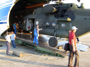 Разргузка вертолётов на аэродроме Либертадор около Маракая, столице венесуэльского штата Арагуа.