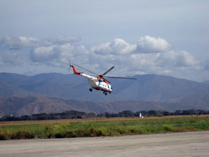Посадка гражданского вертолёта Ми-17 на воздушной базе "Эль Либертадор".
