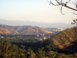 Вид на город Эль Лимон с Бергового Хребта по дороге из Окумаре.