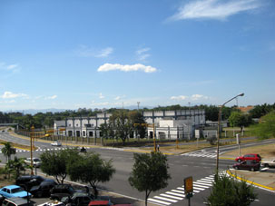 Вид с торгового центра "Лас Делисиас" на казармы Базового военного училища.
