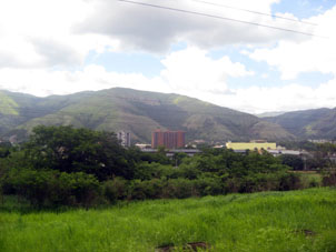 Город Ла Виктория с дороги из Каракаса в Маракай.