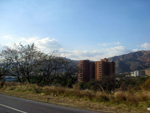 Дорога в Маракай из Каракаса проходит мимо города Ла-Виктория.
