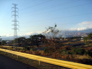 Дорога в Маракай из Каракаса проходит мимо города Ла-Виктория.