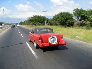 Старинные автомобили часто встречаются на дорогах Венесуэлы.