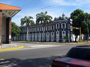Базовое военное училище в Маракае на проспекте Симона Боливара.