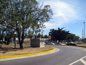 Статуя ягуара (его в Венеуэле иногда называют тигром, а местная бейсбольная команда называется "Тигры из Арагуа") на въезде в Маракай с востока.