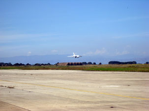 Самолёт Ан-124-100 заходит на посадку.