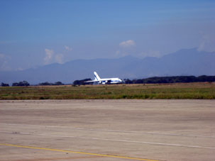 Движение по взлётно-посадочной полосе самолёта Ан-124-100.