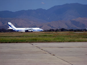 Самый большой грузовой самолёт в мире выруливает по взлётно-посадочной полосе аэродрома "Эль Либертадор".