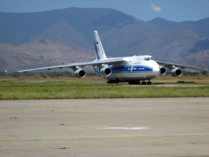Движение по взлётно-посадочной полосе самолёта Ан-124-100.
